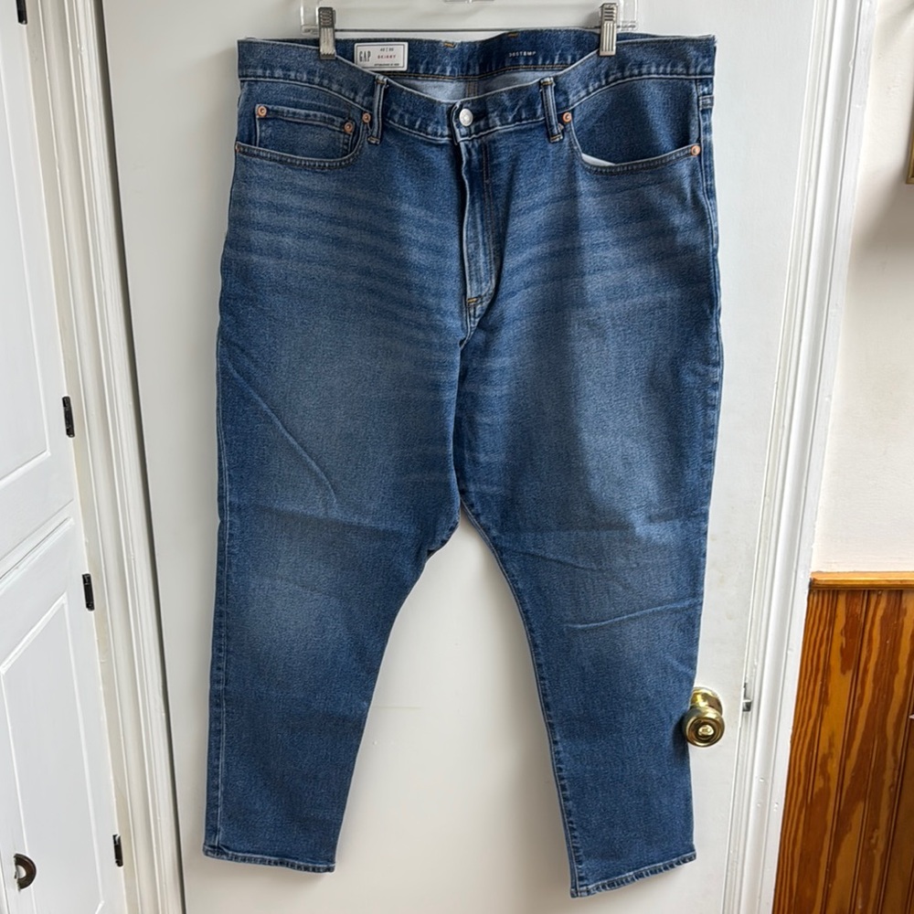 NWOT men’s GAP medium blue classic wash denim Jeans skinny 42” x 30”